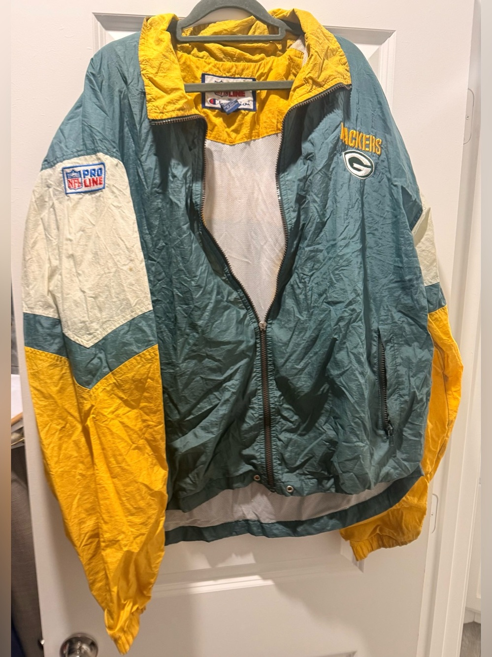 90s VTG Champion Green Bay Packers Pro Line Windbreaker Jacket in Green & Yellow